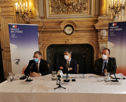 De gauche à droite : Jean-Yves Grall, directeur général de l'ARS Auvergne-Rhône-Alpes, Lionel Beffre, préfet de l'Isère et Aymeric Bogey, directeur départemental de la délégation ARS. © Joël Kermabon - Place Gre'net
