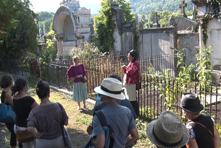 Deux comédiennes de la compagne Imp'Acte sedonnent la réplique. dans les allées de Saint-Roch. © Joël Kermabon - Place Gre'net