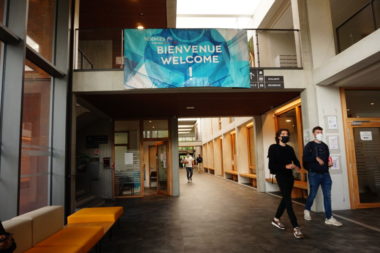 Couloirs de Sciences Po avec étudiants masqués. © Simon Marseille - Place Gre'net