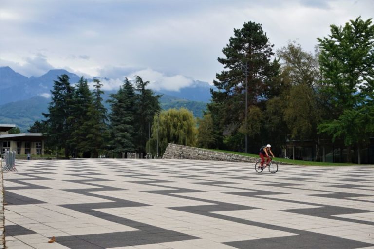 Une personne à vélo sur la Place des Monts au campus de l'UGA © Simon Marseille - Place Gre'net