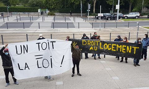COUV Des militants du Dal et des demandeurs d'asile manifestent devant la mairie de Grenoble, vendredi 2 octobre 2020 © Séverine Cattiaux - Place Gre'net.