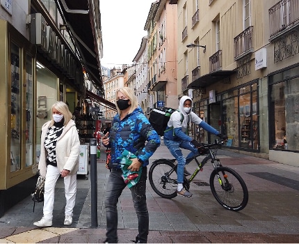 Les cyclistes frôlent parfois les piétons dans les rues piétonnes. © Joël Kermabon - Place Gre'nett