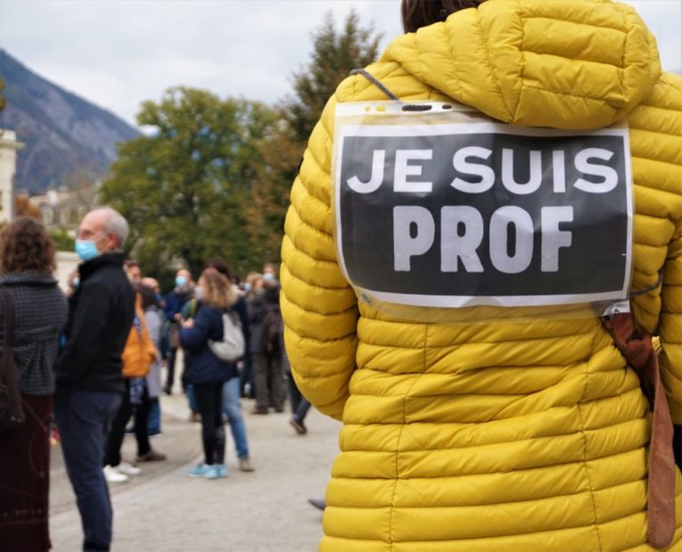 Un rassemblement à Grenoble est prévu en hommage à Dominique Bernard. Rassemblement. . Rassemblement en hommage à Samuel Paty, professeur assassiné le 16 octobre dernier © Simon Mars
