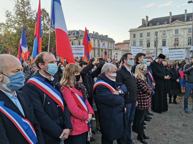 De nombreux élus ont maniffesté leur soutien à la population de l'Artsakh. © Joël Kermabon - Place Gre'net