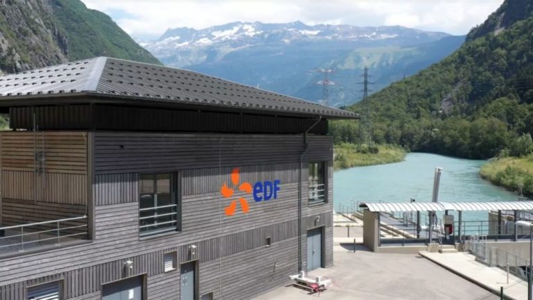 La nouvelle centrale hydroélectrique de Gavet (Isère) remplace six centrales et cinq barrages par un seul nouveau barrage (à Livet) et une nouvelle centrale (à Gavet), reliés par une galerie souterraine longue de 10 km sous le massif de Belledonne. © MedeO - EDF