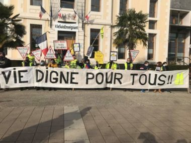 Les gilets-jaunes se sont rassemblés à Crolles et ont marché en direction de la mairie. © Photo DR
