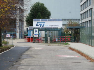 L'entrée du site de STMicroelectronics à Grenoble. © Tim Buisson – Place Gre’net