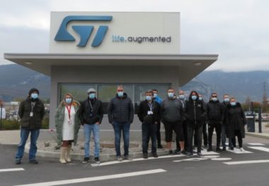 Plusieurs dizaines de salariés se sont mobilisés sur le site de Grenoble pour protester contre la non augmentation de leurs salaires en 2020. © Tim Buisson – Place Gre’net
