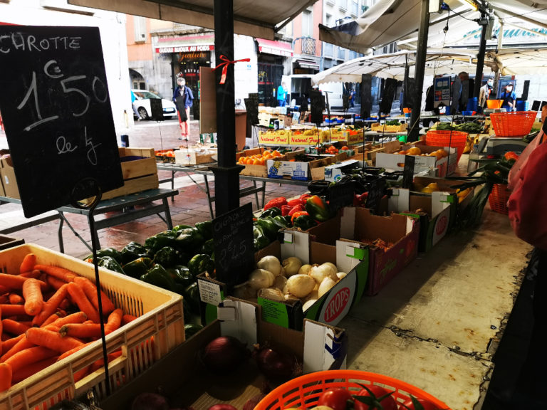 Marché de la place aux Herbes lors du deuxième confinement. © Joël Kermabon - Place Gre'net