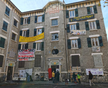 Squat de l'Abbaye. La façade côté cour de l'immeuble réquisitionné par le Dal. © Joël Kermabon - Place Gre'net