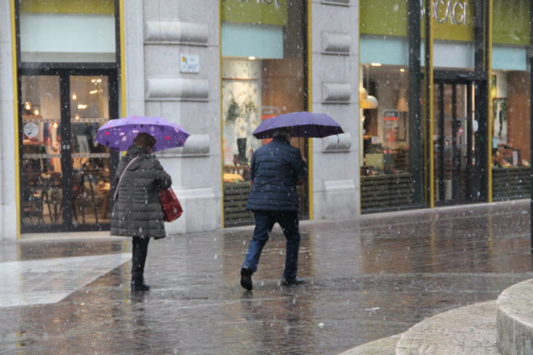 Passants sous la neige. © Louna Rabillard - placegrenet.fr