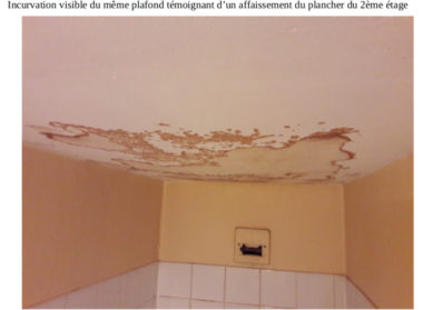 Insalubrité, mal-logement. Incurvation visible d'un plafond témoignant d'un affaissement du plancher du 2ème étage de l'immeuble d'Actis, abritant le restaurant scolaire de l'école du Jardin de ville
