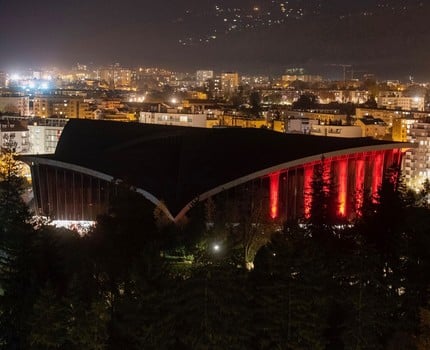 La Bastille et le Palais des Sports de Grenoble illuminés en rouge face à l'urgence climatique