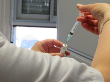 Préparation d'une dose de vaccin. © Tim Buisson – Place Gre’net