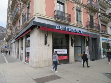Grenoble : une pétition de 14 000 signatures contre KFC. L'ancien bar café Le France pourrait devenir un KFC. © Tim Buisson – Place Gre’net