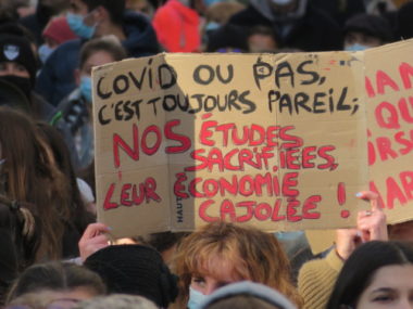 Pancarte dans la manifestation du mardi 26 janvier 2021. © Tim Buisson – Place Gre’net