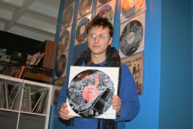 Au Mange-disque, Matthieu Livrieri se tient devant ses oeuvres. © Fanny Seguela - placegre.net