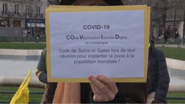 L'affichette brandie par Nade en dit long sur sa perception de la crise sanitaire. © Joël Kermabon - Place Gre'net