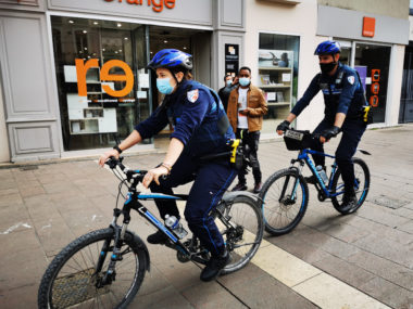 Des policiers municipaux patrouillent à vélo pour plus d'efficacité. © Joël Kermabon - Place Gre'net