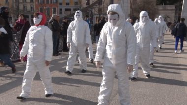 Les Masques blancs sur le pont Saint-Laurent. © Joël Kermabon - Place Gre'net