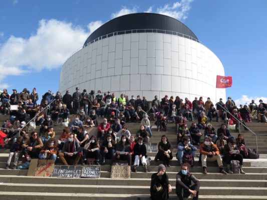 Plus de deux cents personnes ont assisté à l'Assemblée générale devant la MC2. Photo DR