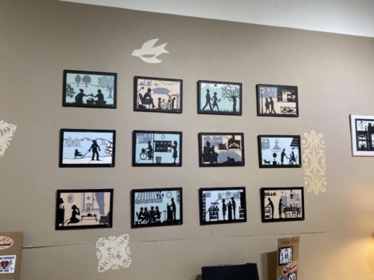 La série "Petits bonheurs" de papiers découpés, par Stéphanie Miguet. 22 mars 2021, Alter Art. © Sarah Krakovitch – Place Gre’net