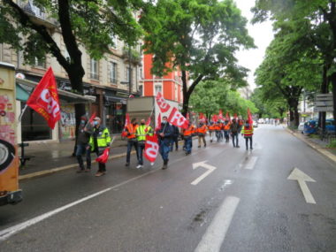 Une cinquantaine de salariés de Gaz électricité de Grenoble (GEG) a manifesté contre le versement de 5 millions d'euros de dividendes.