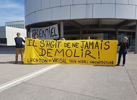 COUV "Il s'agit de ne jamais démolir", le manifeste de Lacaton et Vassal, Pritzker 2021, repris par le collectif RIC Arlequin de Grenoble qui s'oppose aux démolitions à la Villeneuve de Grenoble (tout comme les deux architectes en 2010. vendredi 26 mars 2021 © Séverine Cattiaux – Place Gre’net