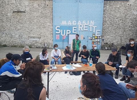 COUV Le collectif La Supérette a rencontré la présidente du conseil d'administration devant le Magasin des horizons, Anne-Marie Charbonneaux, mardi 4 mai 2021 © Séverine Cattiaux - Place Gre'net