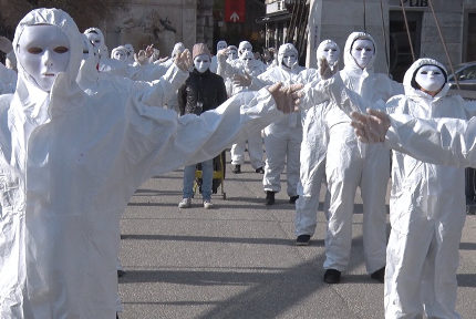 Défilé des Masques blancs à Grenoble. © Joël Kermabon - Place Gre'net