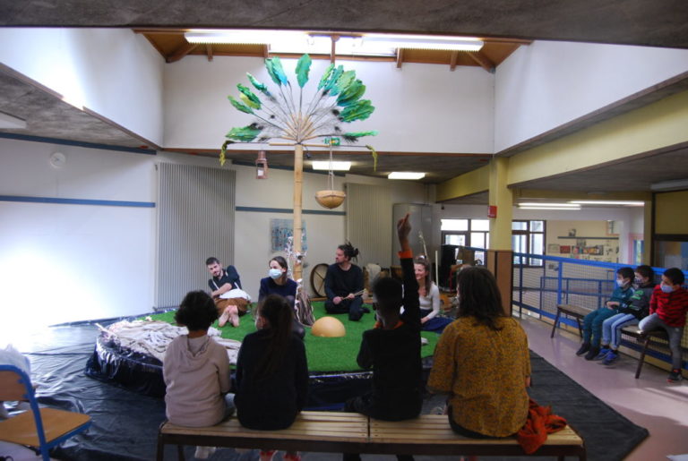 Les élèves de l'école des Genêts assistent à la représentation d'un des contes de la Compagnie des Apatrides. © Sarah Krakovitch – Place Gre’net