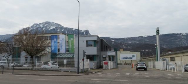 L'entrée de l'usine Umicore à Grenoble. © Tim Buisson – Place Gre’net