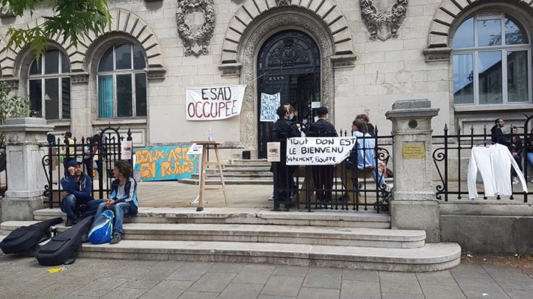 Occupation des locaux de l'Esad Valence-Grenoble, 25 rue Lesdiguières à Grenoble. Ce samedi 22 mai 2021, le collectif collectif (coco) a organisé une friperie © Séverine Cattiaux - Place Gre'net