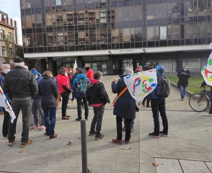 Privés de gymnase, les professeurs d'EPS manifestent devant le rectorat de Grenoble