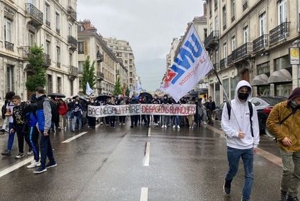 Blocages d'établissements et manifestation de lycéens à Grenoble contre la tenue du baccalauréat