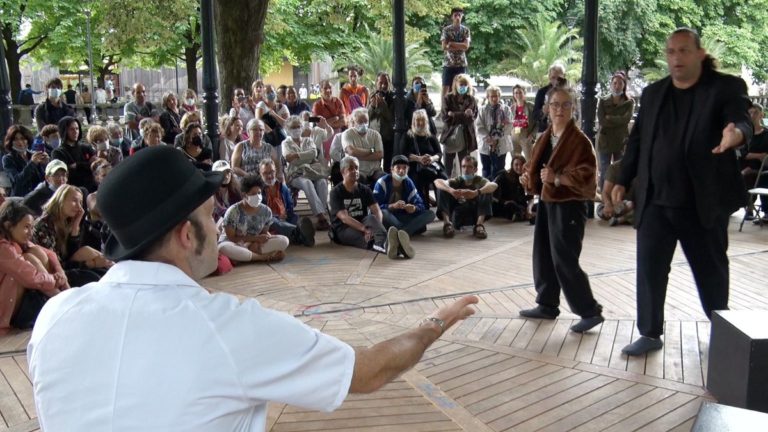 L'une des saynètes jouées par la troupe de l'Arist-Créarc dans le cadre des Rencontres du jeune théâtre européen. © Joël Kermabon - Place Gre'net