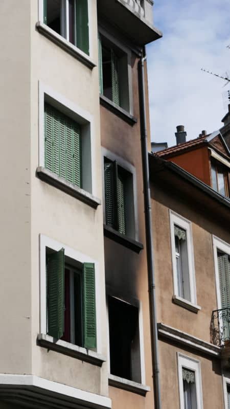 Incendie à l'Hôtel Lux : 40 personnes précaires évacuées à Grenoble Façade de l'Hôtel Lux après l'incendie du 04 juillet 2021 (c) Ilan Khalifa--Delclos | Place Gre'net