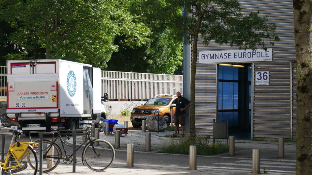 Gymnase Europole, lieu d'hébergement pour 25 résidents de l'Hôtel Lux (c) Ilan Khalifa--Delclos | Place Gre'net