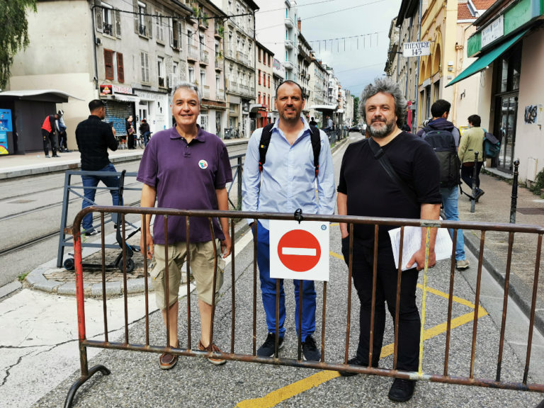 De gauche à droite : Michel Voilin, président de l'union de quartier Championnet, Guy Waltisperger, président du Cluq et Bruno de Lescure, président de l'union de quartier Berriat. © Joël Kermabon - Place Gre'net