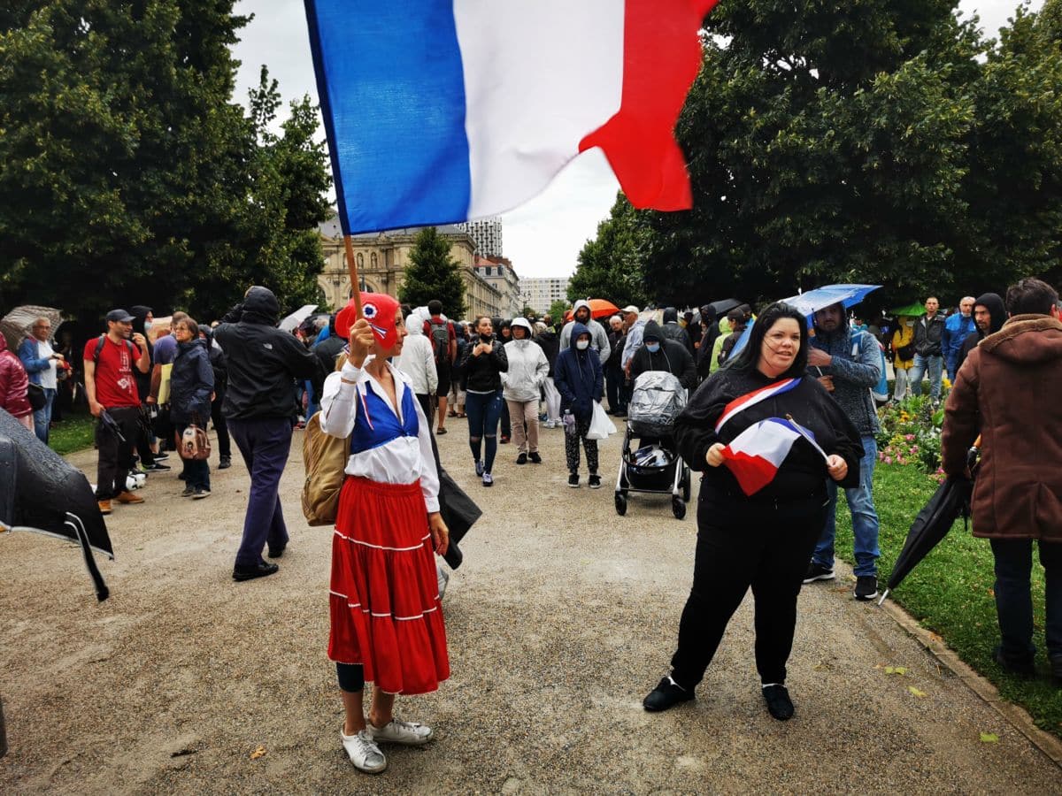 Place de Verdun, les manifestants s'appêtent à déambuler dans Grenoble contre le pass sanitaire et l'obligation vaccinale. © Joël Kermabon - Place Gre'net