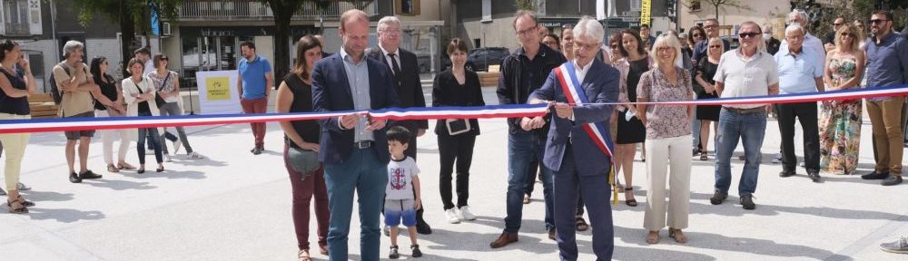 Un "nouveau visage" pour la place de la République de Gières, inaugurée par Pierre Verri et Sylvain Laval