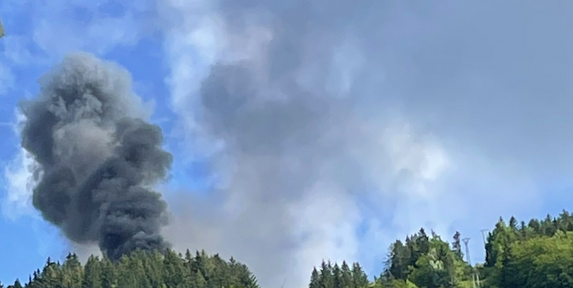 Fumée noire suite au crash d'un hélicoptère de la Sécurité Civile à Villard-de-Lans le dimanche 12 septembre 2021. Source : compte Twitter de Gilles Toureng - tous droits réservés