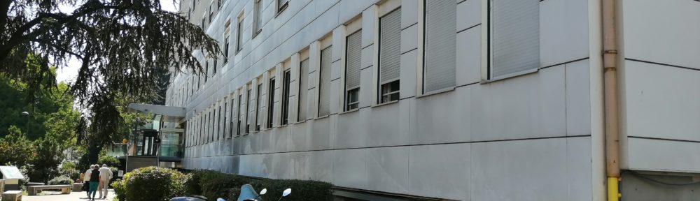 La Clinique mutualiste de Grenoble organise un temps d'information sur le traitement de l'obésité vendredi 3 mars Le centre médico-chirurgical de l'obésité de la Clinique mutualiste rassemble une équipé composée d'un médecin endocrinologue spécialisé, deux chirurgiens, une infirmière coordinatrice, quatre diététiciennes et un psychologue. Une équipe qui "accompagne le patient dans sa préparation à la chirurgie bariatrique et également en post-opératoire", avec un parcours individualisé pour "aider le patient à mettre en place des changements durables dans son mode de vie, condition essentielle au bon résultat de l'intervention". À l'occasion de la mobilisation du 3 mars, l'équipe "tiendra un stand d’information pour échanger avec les patients et le personnel de l’établissement pour les sensibiliser à la thématique de prévention contre l'obésité ainsi qu’à la prise en charge chirurgicale de l'obésité", explique le GHM. "Les personnes intéressées pourront discuter avec l’équipe, récupérer de la documentation ou encore participer aux différentes animations ludiques proposées par les diététiciennes", ajoute-t-il. La Clinique mutualiste de Grenoble organise un temps de sensibilisation et de mise en avant de son centre de l’obésité vendredi 3 mars 2023 dans le sillage de la Journée mondiale contre l'obésité du samedi 4. © Clinique mutualiste de Grenoble Deux associations sont également présentes à l'occasion de cette séquence de sensibilisation. À commencer par l'association Histoires sans faim, créée par des anciens patients du GHM, pour "échanger sur toutes les questions liées à la prise en charge chirurgicale de l’obésité, grâce aux témoignages des anciens patients". Ou encore Agesca, qui gère plusieurs centres de santé sur Grenoble et a déployé un programme d'accompagnement des personnes en situation d'obésité. Des animations et ateliers sont aussi au programme: Prescri’Bouge, qui propose "un accompagnement personnalisé vers une reprise d'activité physique adaptée à la santé, aux envies et aux capacités des personnes accueillies", Dégustation pleine conscience, pour "réapprendre à savourer les aliments du quotidien", et un atelier cuisine au cours duquel "deux diététiciennes du GHM se mettront aux fourneaux, accompagnées des participants, afin de leur apprendre à cuisiner sainement et simplement".