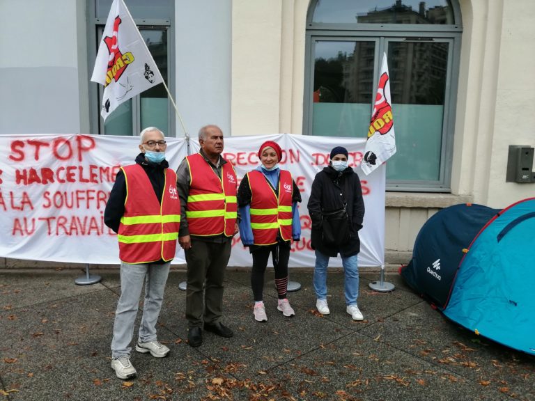 Des agents du Crous Grenoble Alpes ont débuté une grève de la faim ce lundi 20 septembre 2021, devant la Maison des étudiants, pour dénoncer notamment de "graves dysfonctionnements" internes.