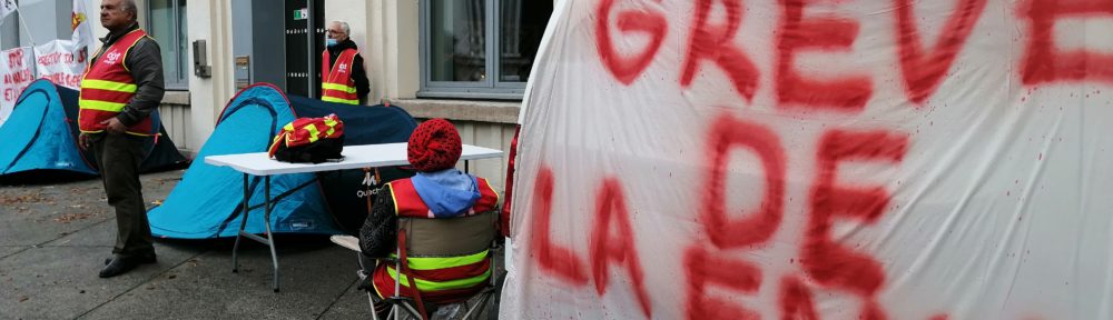 A l'appel de la CGT, des agents du Crous Grenoble Alpes ont débuté une grève de la faim ce lundi 20 septembre 2021, devant la Maison des étudiants, pour dénoncer notamment de "graves dysfonctionnements" internes. © Manuel-Pavard-Place-Grenet