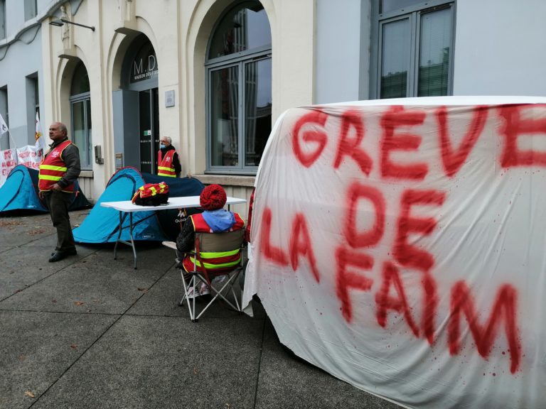 A l'appel de la CGT, des agents du Crous Grenoble Alpes ont débuté une grève de la faim ce lundi 20 septembre 2021, devant la Maison des étudiants, pour dénoncer notamment de "graves dysfonctionnements" internes. © Manuel-Pavard-Place-Grenet