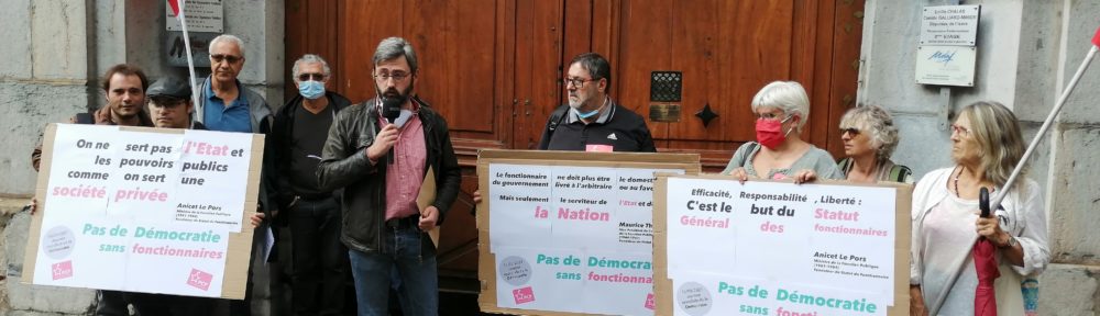 Des militants PCF et leur secrétaire départemental Jérémie Giono, le 15 septembre 2021, devant la permanence d'Emilie Chalas, où ils lui ont remis un document symbolisant le démantèlement du statut des fonctionnaires qu'implique la "loi de transformation de la fonction publique" portée par la députée LREM.