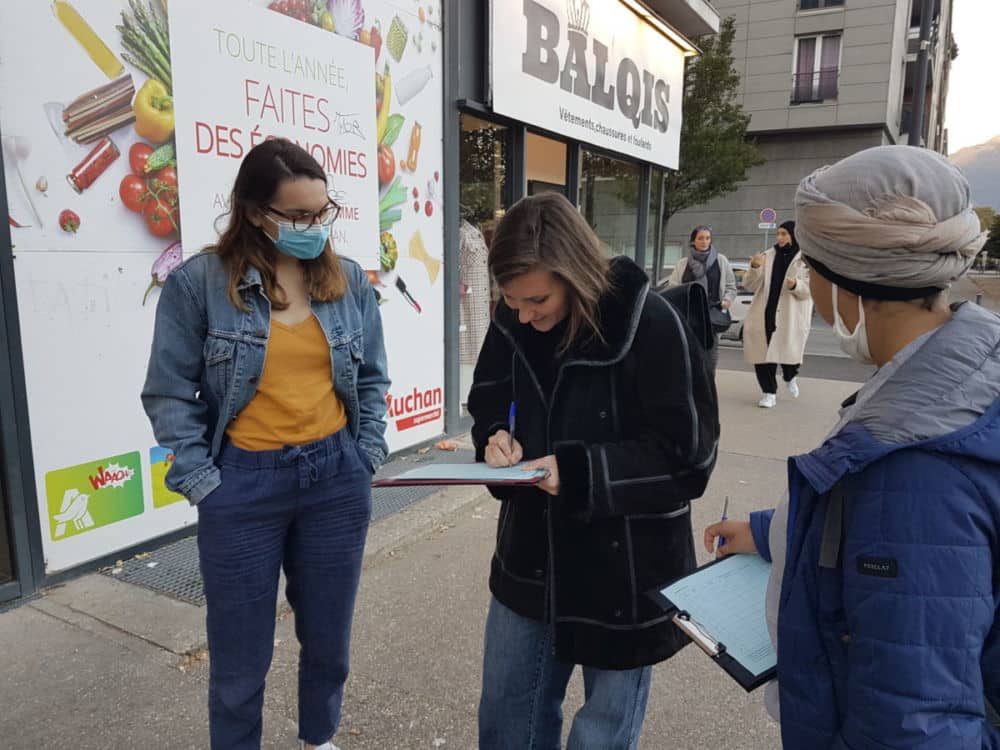 Des militantes de l'Alliance citoyenne font signer une pétition en faveur du maillot de bain couvrant (burqini) dans les piscines à Grenoble, une pétition dans le cadre du dispositif d'interpellation et de votation citoyennes de la Ville de Grenoble, jeudi 14 octobre 2021 © Séverine Cattiaux- Place Gre'net