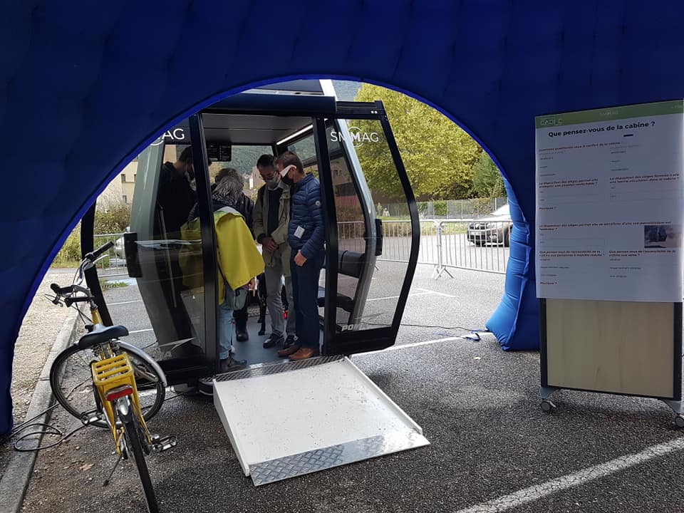 La concertation sur les cabines du futur câble urbain dont la construction a été confiée à Poma, porte sur l'aménagement intérieur, mercredi 6 octobre 2021 à Fontaine © Séverine Cattiaux - Place Gre'net