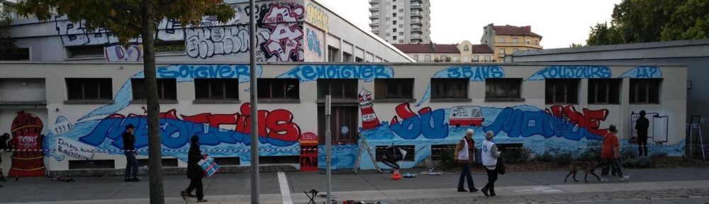 Pour célébrer les 35 ans d'ouverture de ses "missions France", Médecins du Monde a convié le street artiste Aitho à réaliser une fresque sur le boulevard Joseph Vallier, à Grenoble, ce samedi 16 octobre 2021. © Médecins du Monde